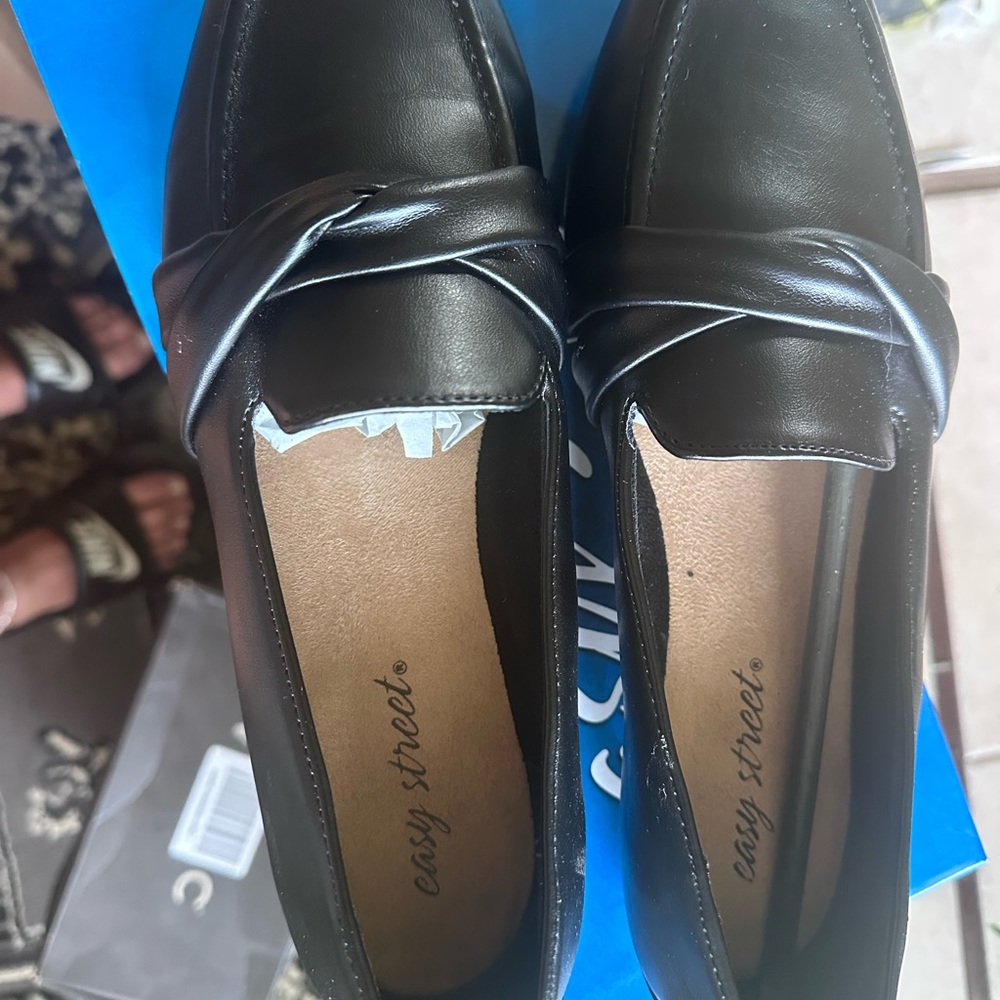 Easy Street Women's Black Loafers